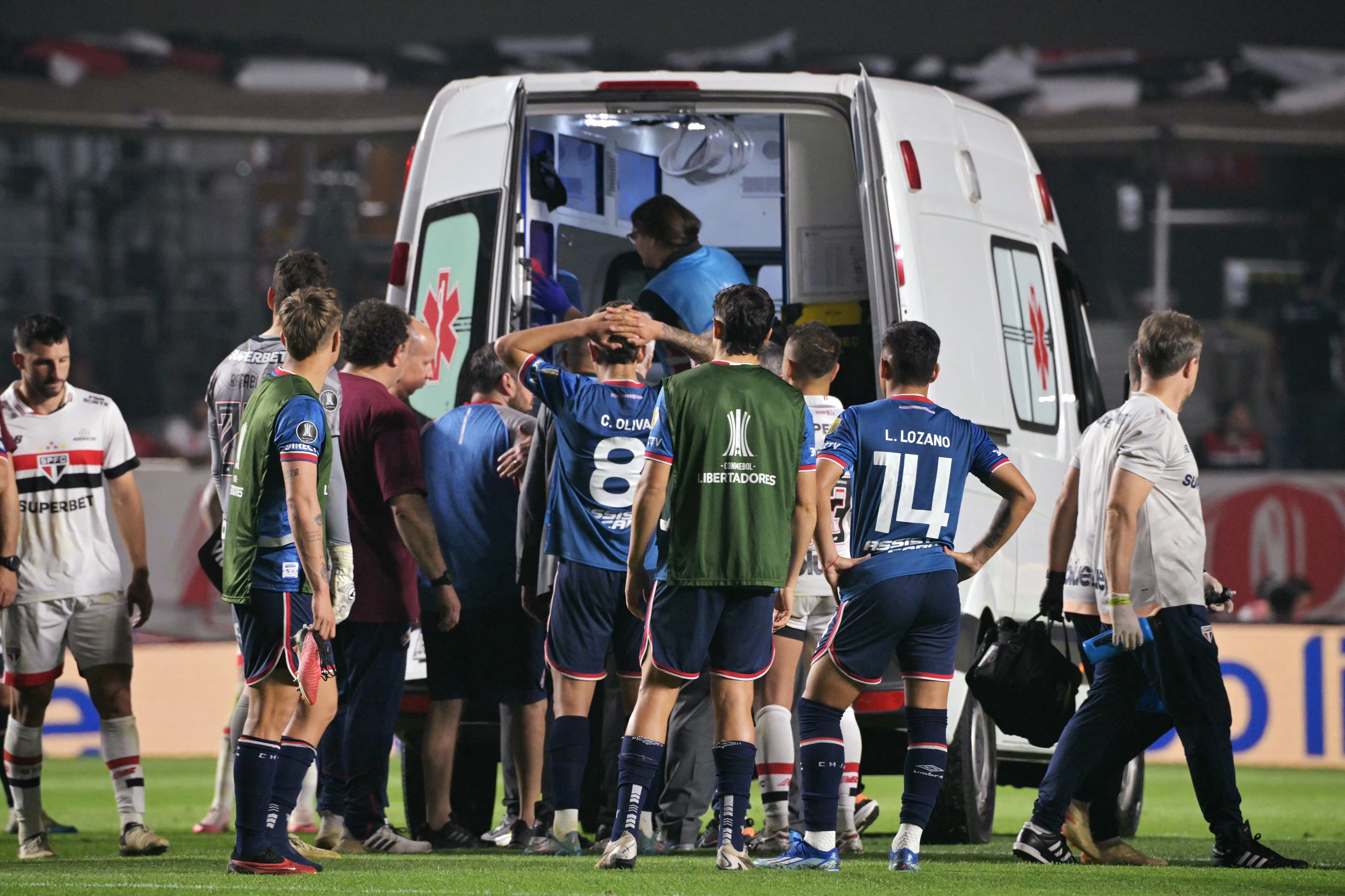 Momento en que Juan Manuel Izquierdo (Nacional) es ingresado a la ambulancia. (Photo by NELSON ALMEIDA / AFP) (Photo by NELSON ALMEIDA/AFP via Getty Images)