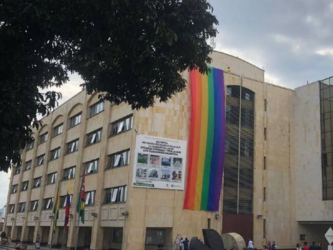 Se iza la bandera de la comunidad LGBTIQ en la alcaldía de Bucaramanga