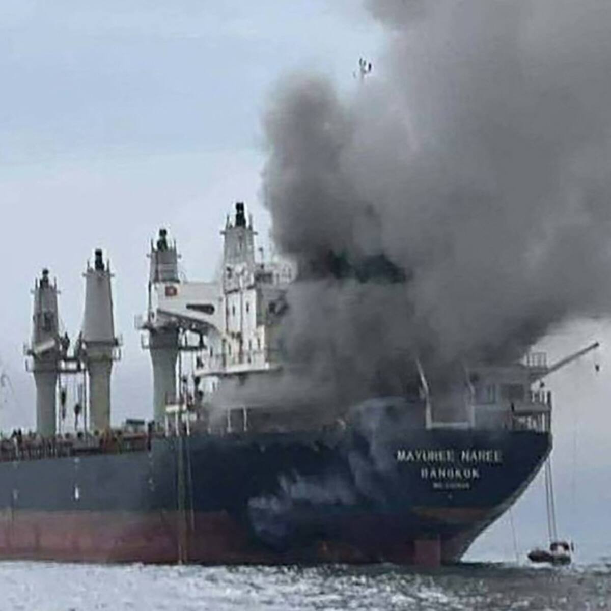 Tres barcos fueron alcanzados por proyectiles en el Estrecho de Ormuz, según UKMTO