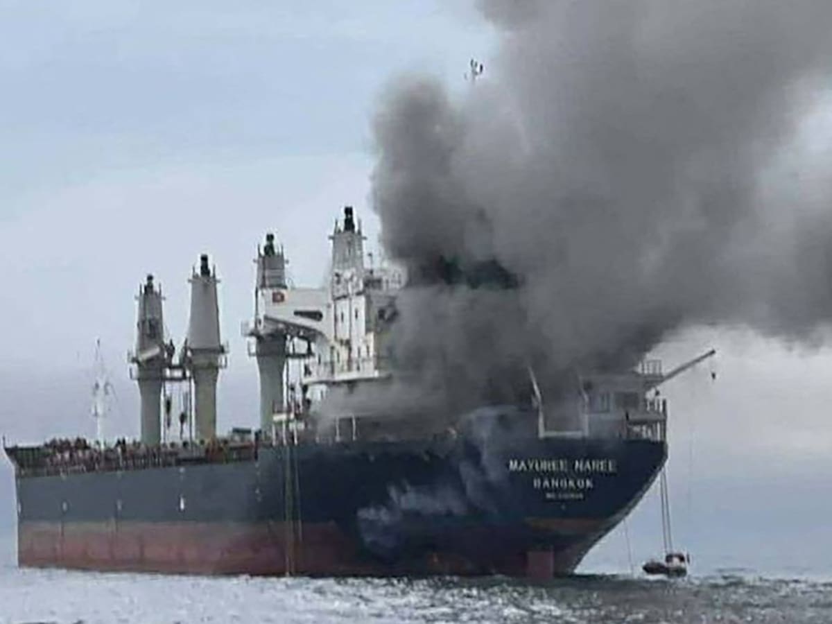 Tres barcos fueron alcanzados por proyectiles en el Estrecho de Ormuz, según UKMTO