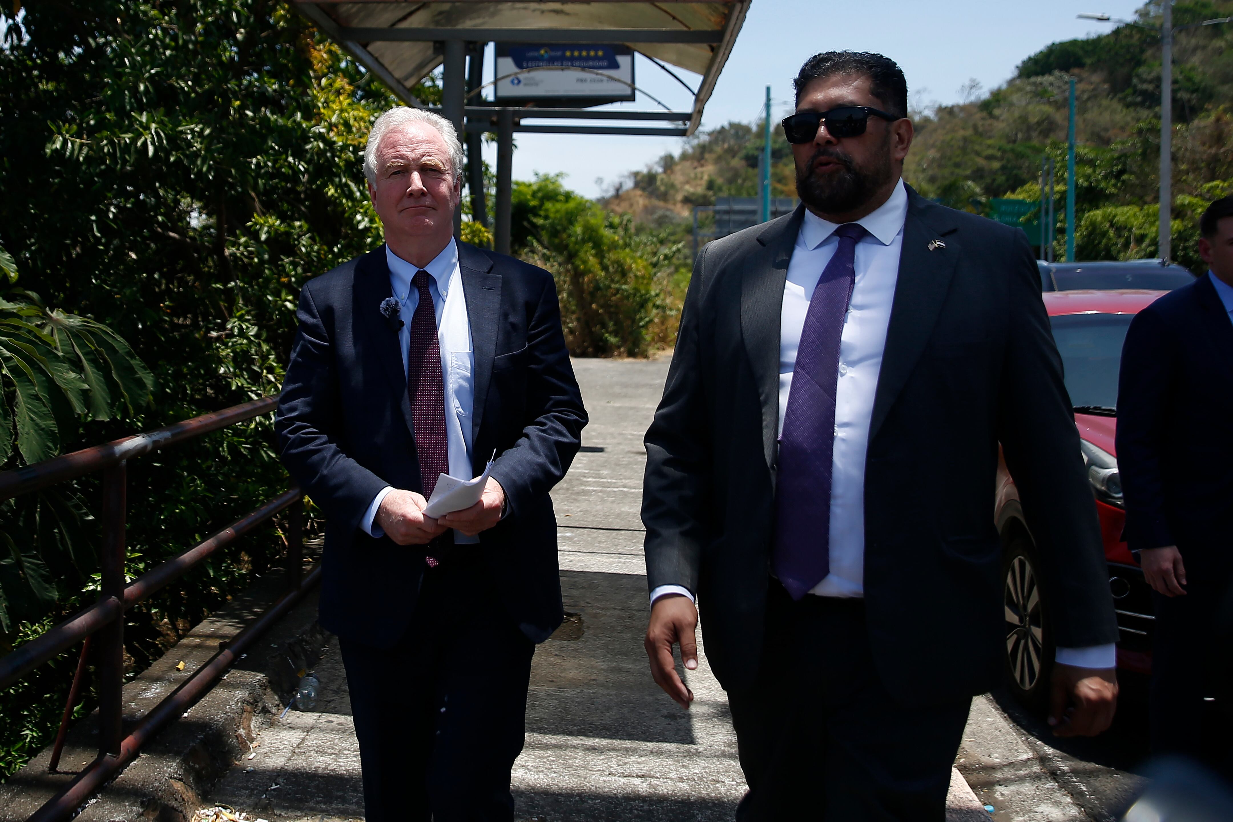 AME099. ANTIGUO CUSCATLÁN (EL SALVADOR), 16/04/2025.- El senador demócrata estadounidense Chris Van Hollen (i) camina este miércoles, en Antiguo Cuscatlán (El Salvador). Hollen llegó a El Salvador para solicitar la liberación del salvadoreño Kilmar Ábrego García, detenido en la megacárel Centro de Confinamiento del Terrorismo (Cecot) tras ser deportado desde Estados Unidos a pesar de tener un estatus legal en el país norteamericano. EFE/ Rodrigo Sura