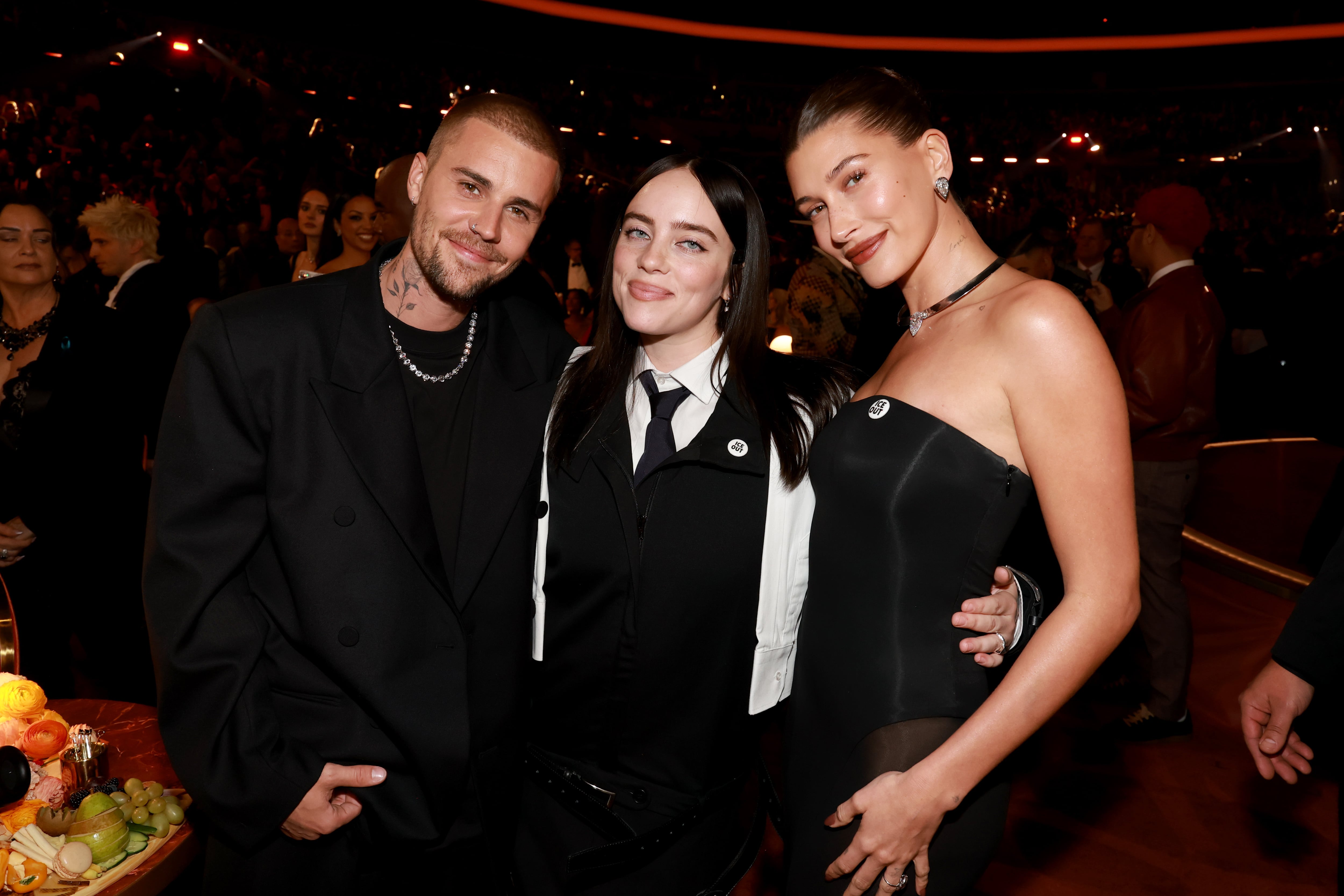 Justin Bieber, Billie Eilish, y Hailey Bieber en los premios GRAMMY 2026, celebrados en Los Angeles, California.  (Cortesía: Kevin Mazur/Getty Images for The Recording Academy)