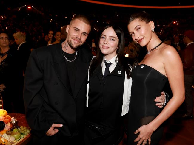 Justin Bieber, Billie Eilish, y Hailey Bieber en los premios GRAMMY 2026, celebrados en Los Angeles, California. (Cortesía: Kevin Mazur/Getty Images for The Recording Academy)