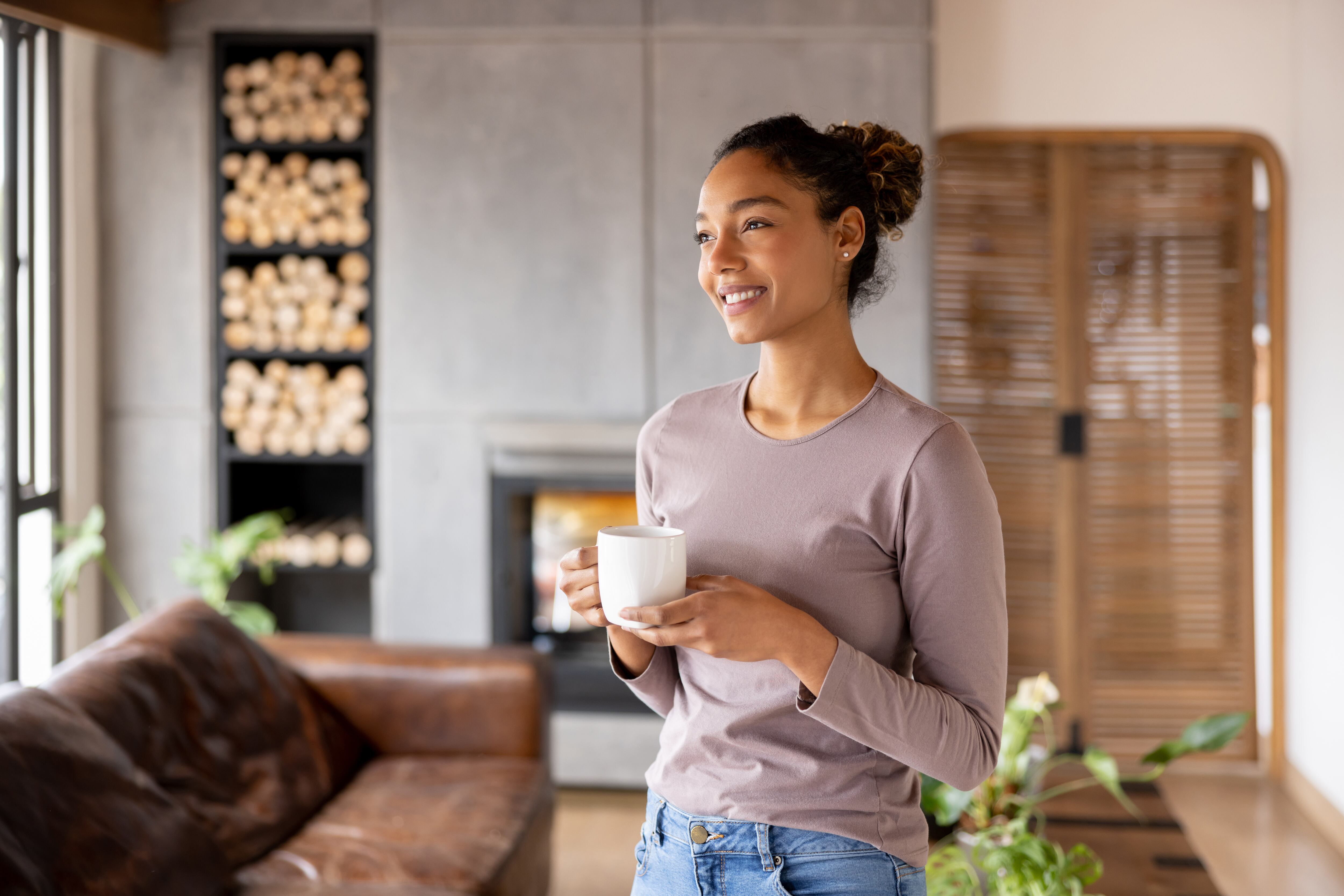 Imagen de referencias a mujer tomando café/ Getty Images
