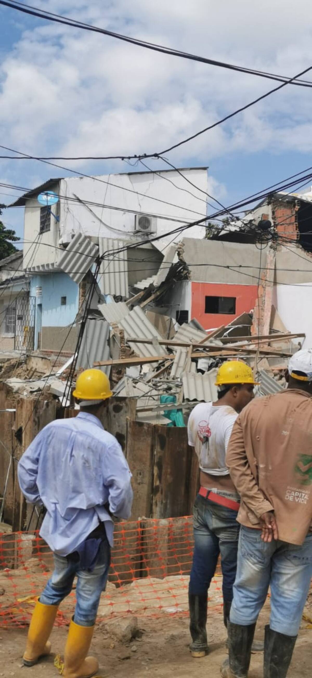 Hay otras 15 viviendas en inminente riesgo de desplome por la socavación que ha producido las obras