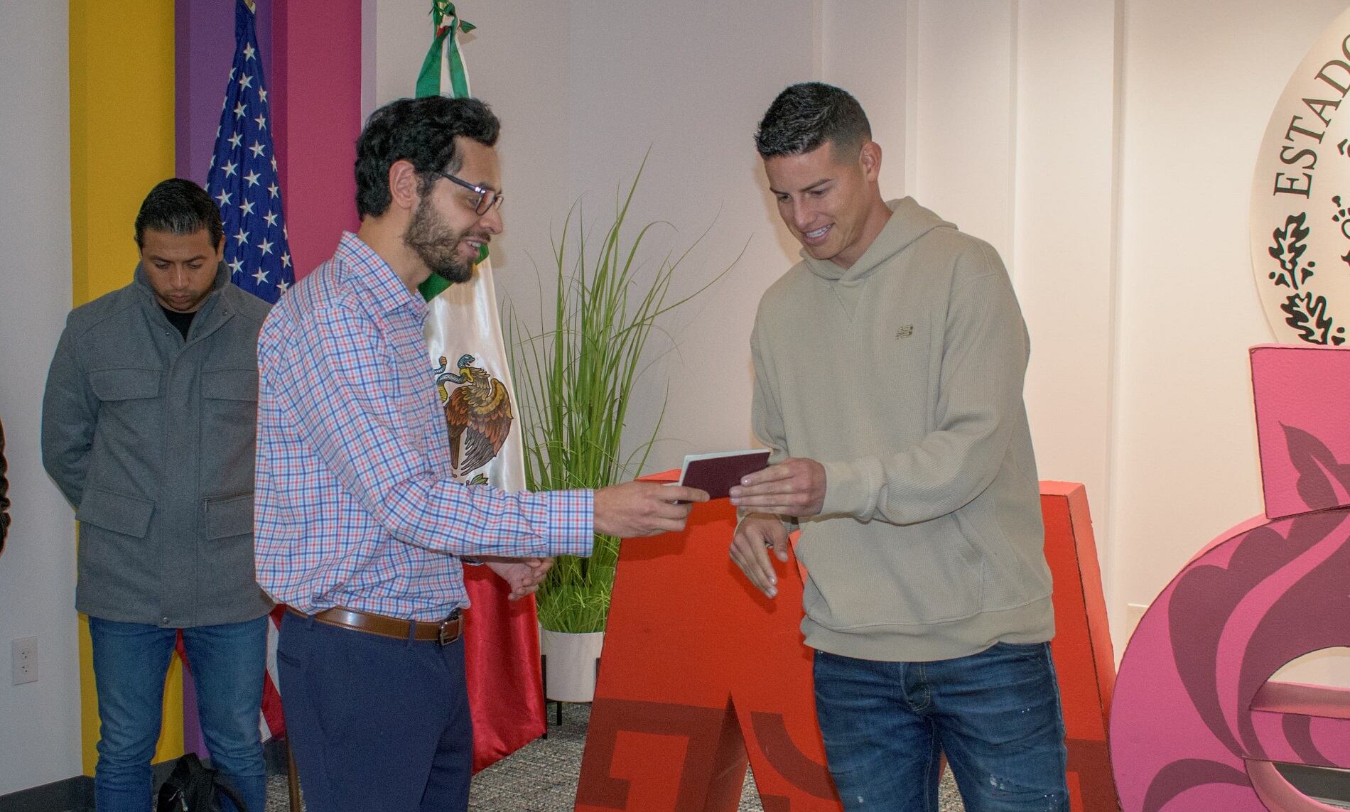 James Rodríguez recibe la Visa de trabajo / Consulado de México en Houston
