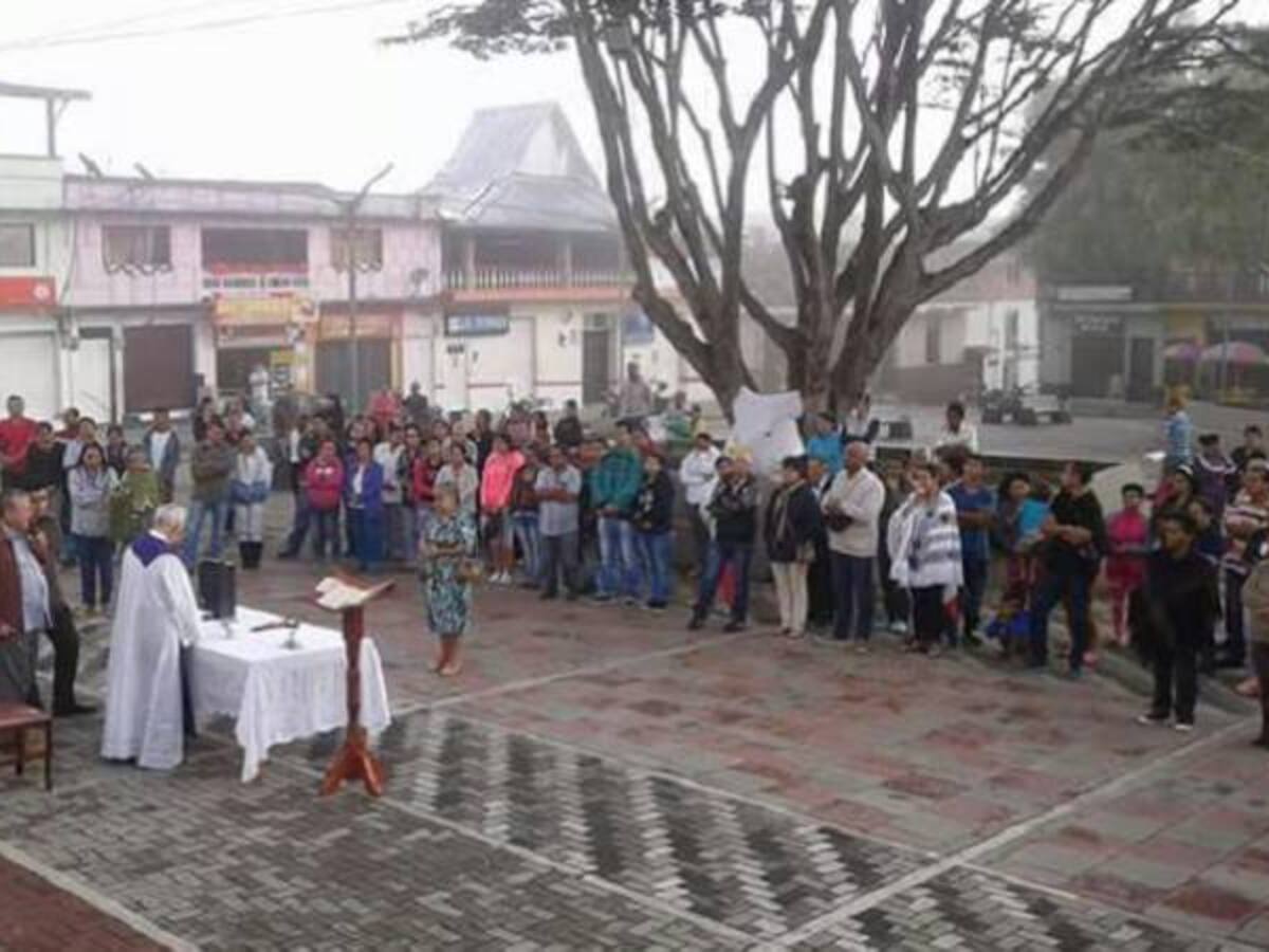 Feligreses hicieron oración en la plaza principal de Quinchía