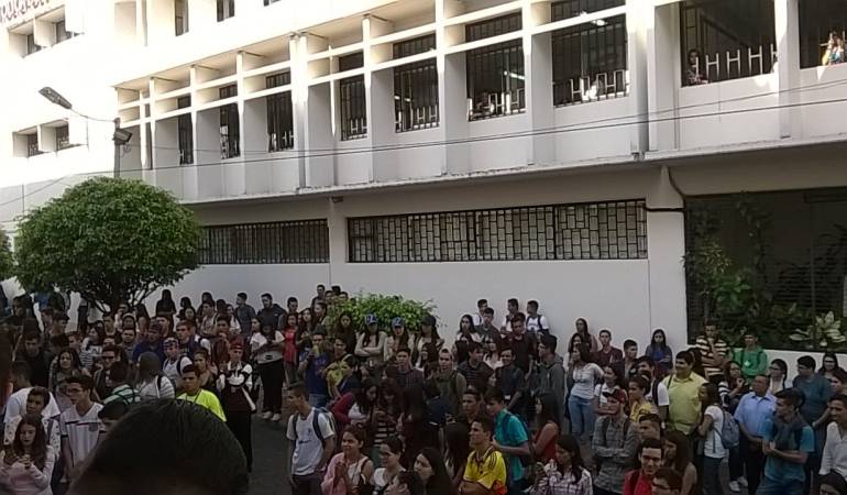 En la parte exterior de las Universidades permanecen concentrados los estudiantes.