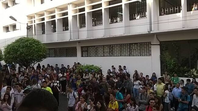 En la parte exterior de las Universidades permanecen concentrados los estudiantes.