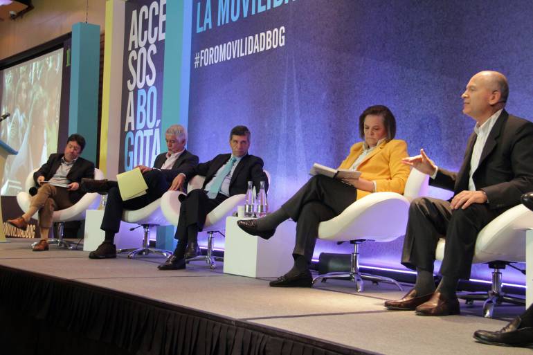 Candidatos a la Alcaldía de Bogotá; de derecha a izquierda: Carlos Vicente de Roux, Clara López, Rafael Pardo, Enrique Peñalosa y Francisco Santos