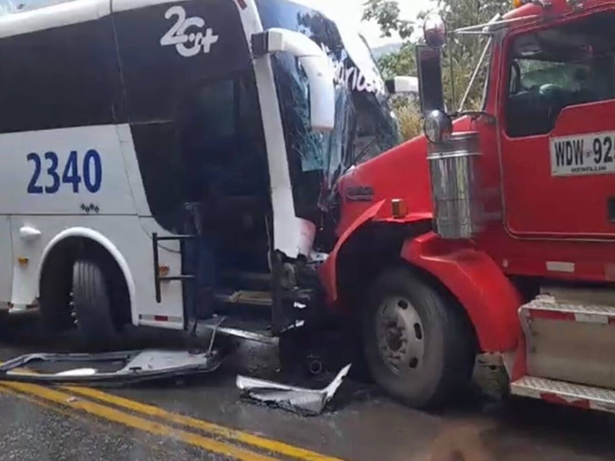 Accidente en la vía Ibagué – Cajamarca – Alto de la Línea dejó 10 heridos