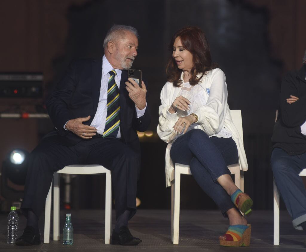 BUENOS AIRES, ARGENTINA - DECEMBER 10: The former president of Brazil, Ignacio Lula Da Silva chats with former president of Argentina, Cristina Fernandez de Kirchner, during the ceremony in Plaza de Mayo for 38 years of democracy, in Buenos Aires , Argentina, on December 10, 2021. (Photo by Mariano Gabriel Sanchez/Anadolu Agency via Getty Images)