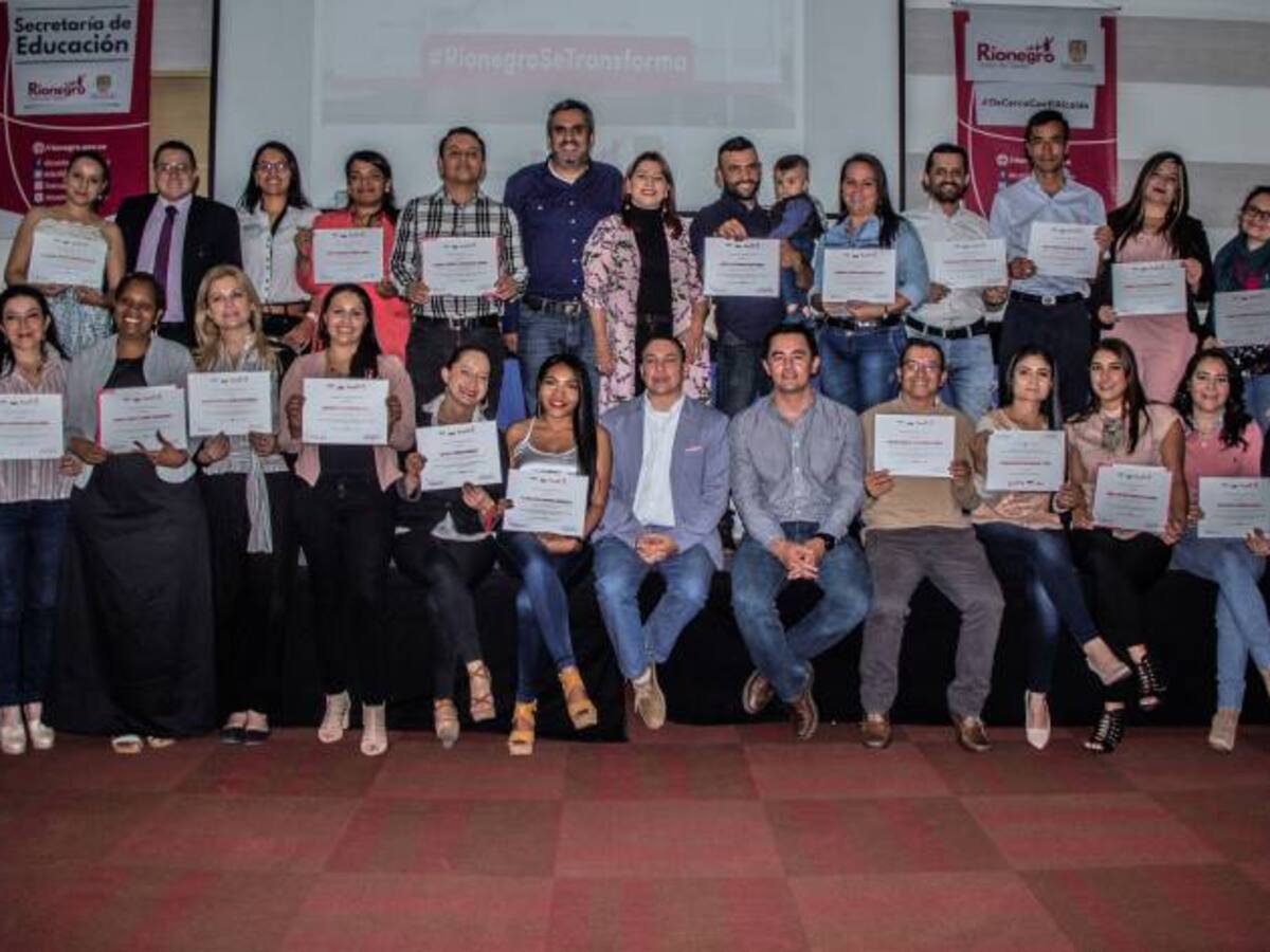 Rionegro entrega 20 becas de maestrías a docentes