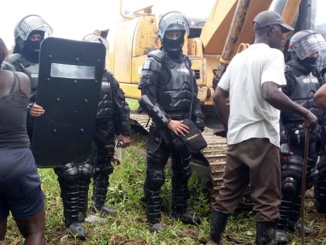Fuerza pública enfrentó a comunidad en un operativo contra minería ilegal