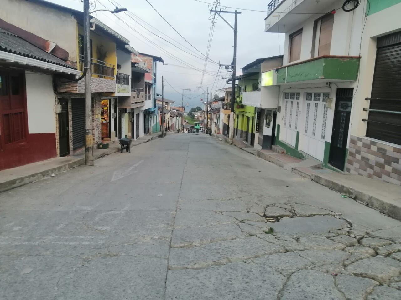 Así luces las calles de Argelia, Antioquia, tras las intimidaciones del Clan de Oriente. Foto: Cortesía de la comunidad.