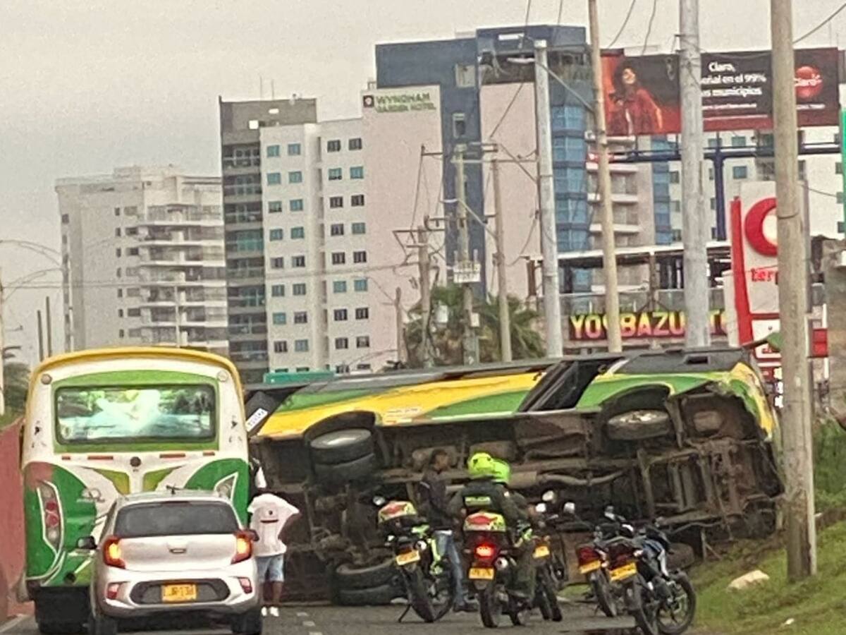 Buseta se volcó en el puente de Crespo en Cartagena por esquivar un carro: hay tres heridos
