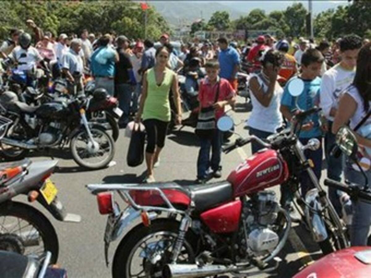 Un colombiano herido en choque de Guardia venezolana y maleteros