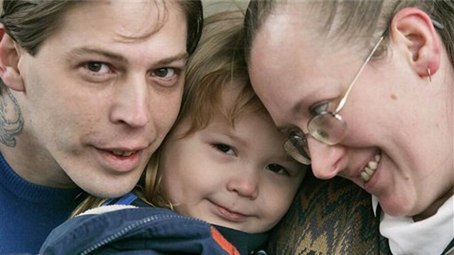 En esta imagen del martes 16 de diciembre de 2008 se ve a Isidore Heath Campbell, a la izquierda, su esposa Deborah, y su hijo Adolf Hitler Campbell, de 3 años de edad, en Easton Pensilvania.. Foto: