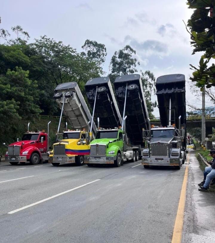 Bloqueos en Copacabana que afectan la movilidad en Barbosa, en el Norte del Valle de Aburrá. Foto: Denuncias Antioquia.