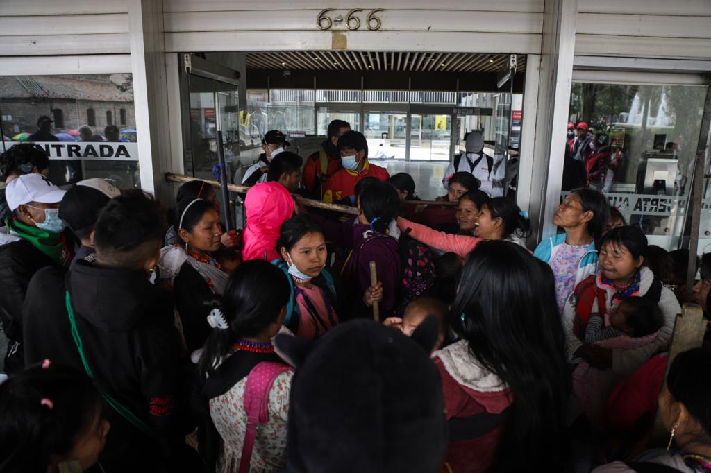 Durante protesta de indígenas en el centro de Bogotá, manifestantes lanzaron piedras contra el edificio de Avianca. Varias personas resultaron heridas.  Foto: Colprensa.