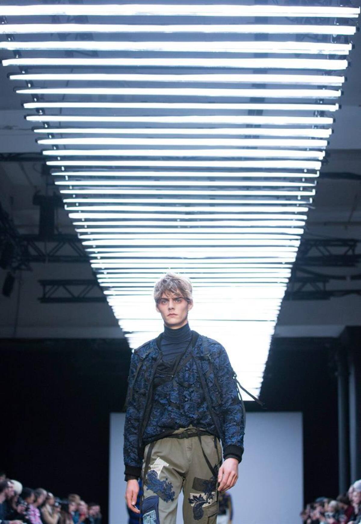 Una serie de modelos presentan la colección de otoño, invierno 2015 en la semana de la moda masculina en Londres, Inglaterra, que se realizará hasta el próximo 12 de enero.