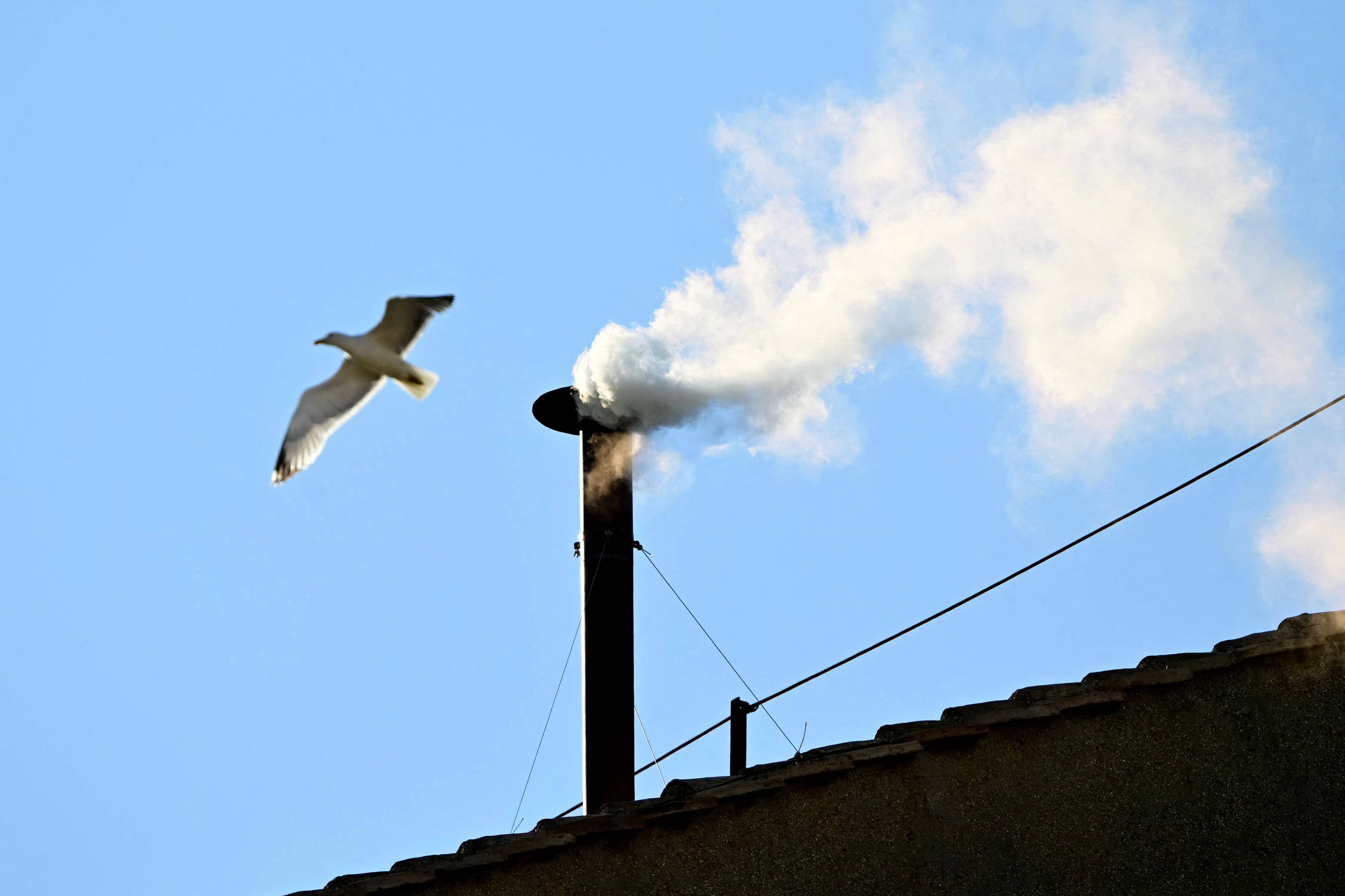 Sale humo blanco de la chimenea de la Capilla Sixtina en el Vaticano. Foto: Tiziana FABI / AFP)