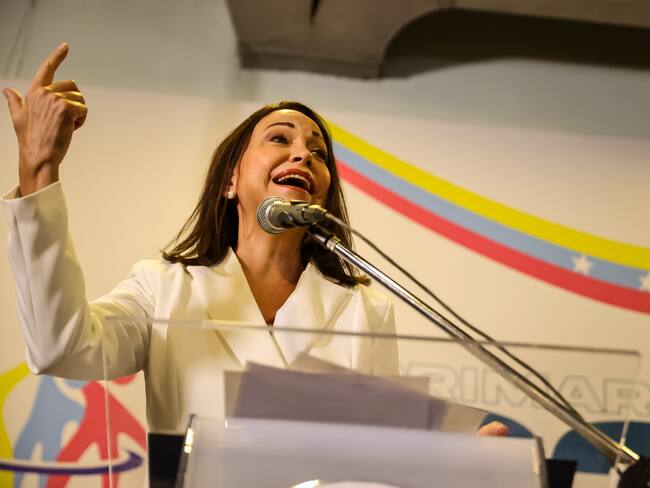 AME837. CARACAS (VENEZUELA), 26/10/2023.- La candidata Maria Corina Machado habla después de recibir el documento, firmado por los Miembros de la Comisión Nacional de Primarias, que la proclama como ganadora de las elecciones internas de la oposición, hoy en Caracas (Venezuela). La exdiputada María Corina Machado, vencedora indiscutible de las elecciones primarias de Venezuela con 92 % de los votos, fue proclamada este jueves como la candidata de la oposición mayoritaria para las elecciones presidenciales de 2024, en las que buscará derrotar al chavismo, en el poder desde hace 24 años. EFE/ Miguel Gutiérrez