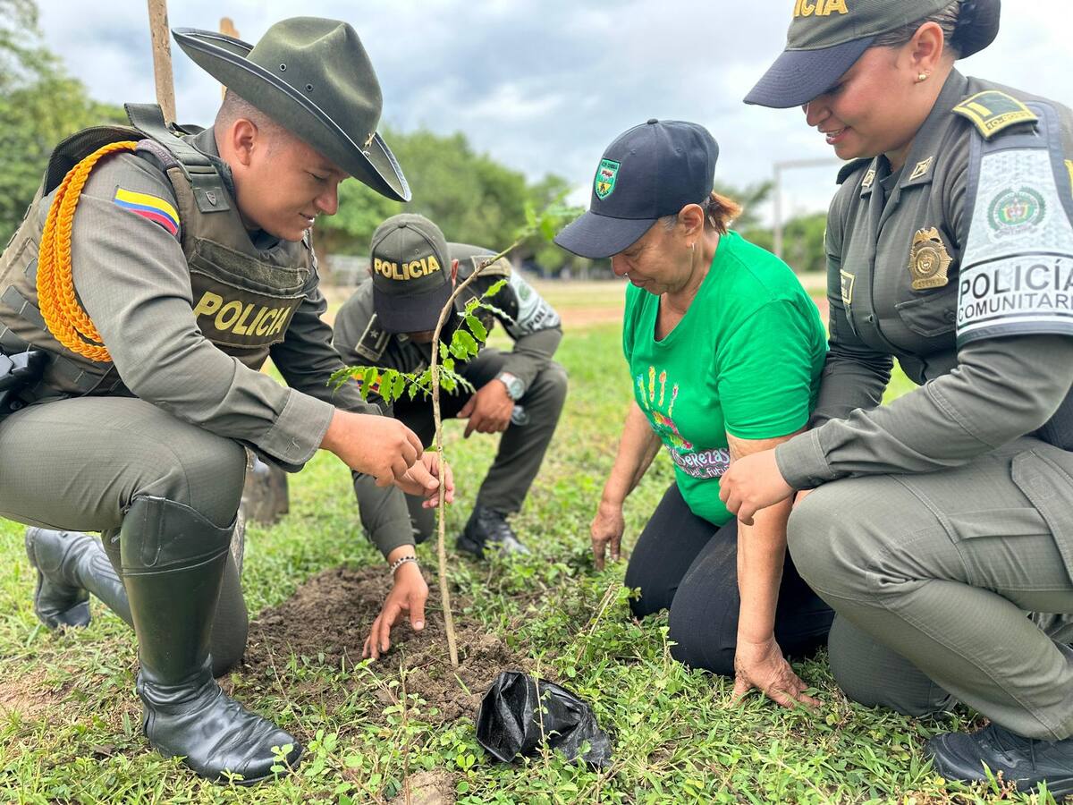 Policía adelantó sembratón con gestores comunitarios en sector Punta de Piedra de Magangué
