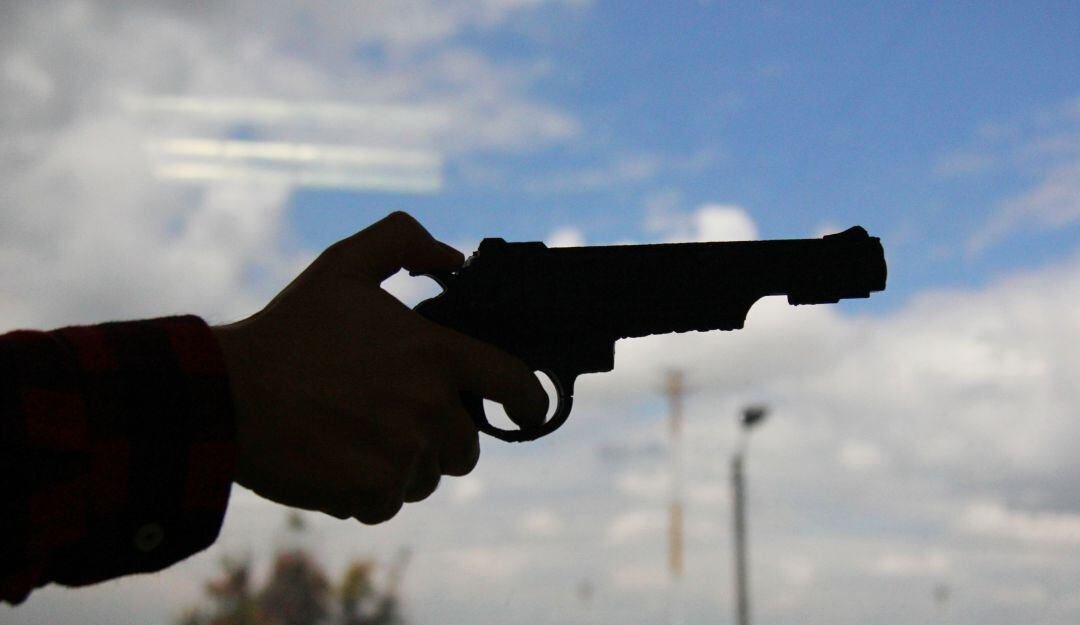 Muere presunto atracador en cruce de disparos, policía resultó herido