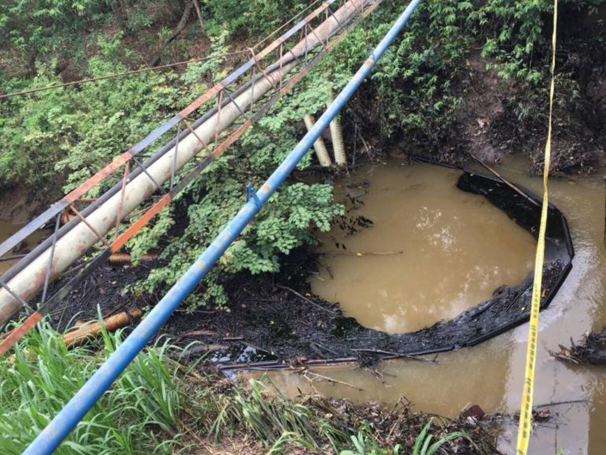 Suspenden pesca en La Fortuna por contaminación de crudo en río Sogamoso
