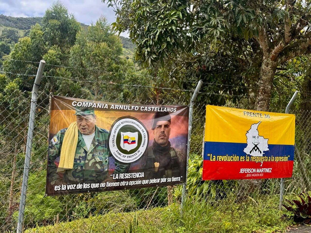 Banderas de las disidencias de las Farc en el Norte de Antioquia. Foto: Cuarta Brigada.