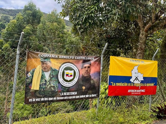 Banderas de las disidencias de las Farc en el Norte de Antioquia. Foto: Cuarta Brigada.