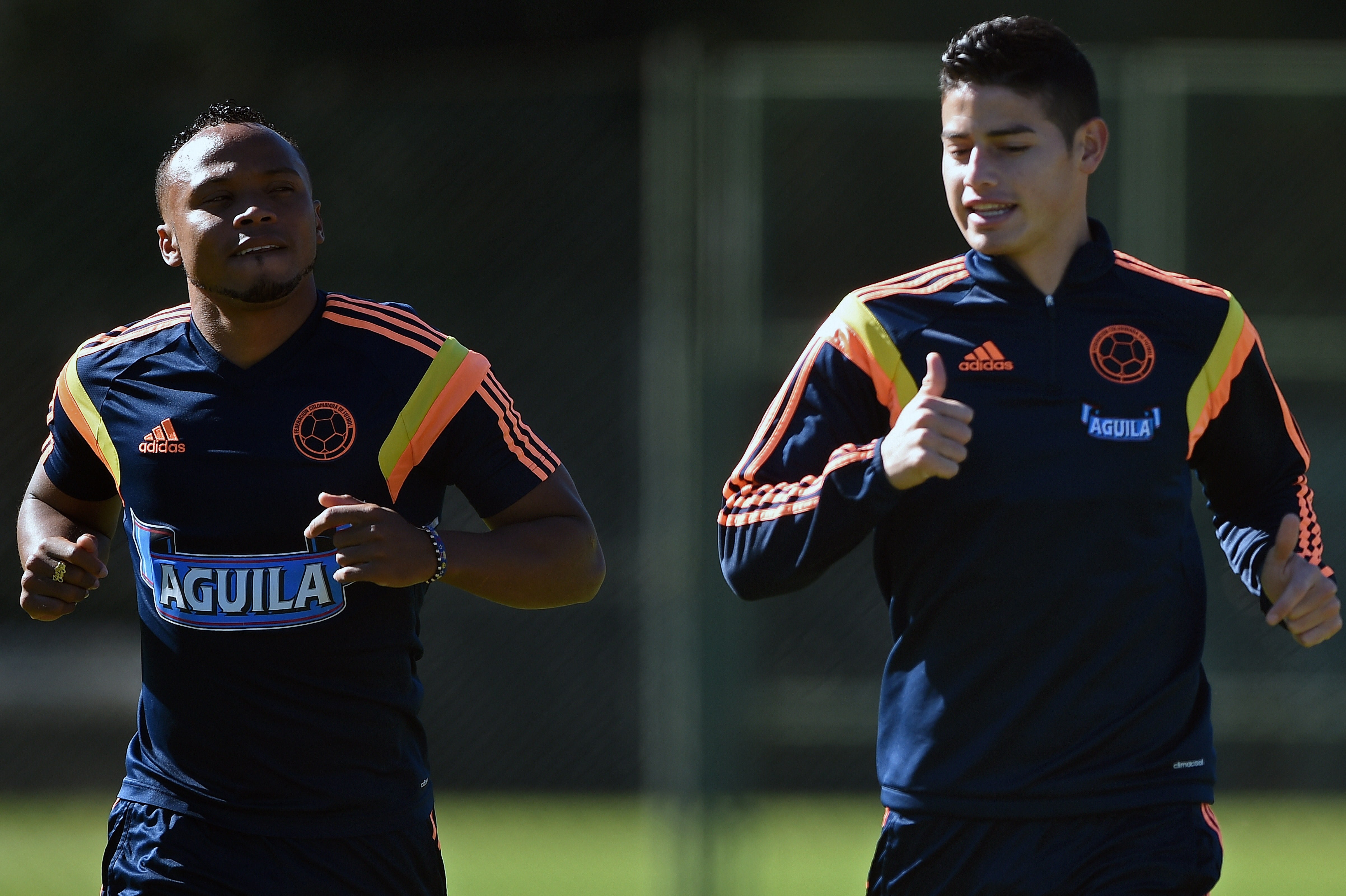 Camilo Zúñiga y James Rodríguez (Photo credit should read EITAN ABRAMOVICH/AFP via Getty Images)