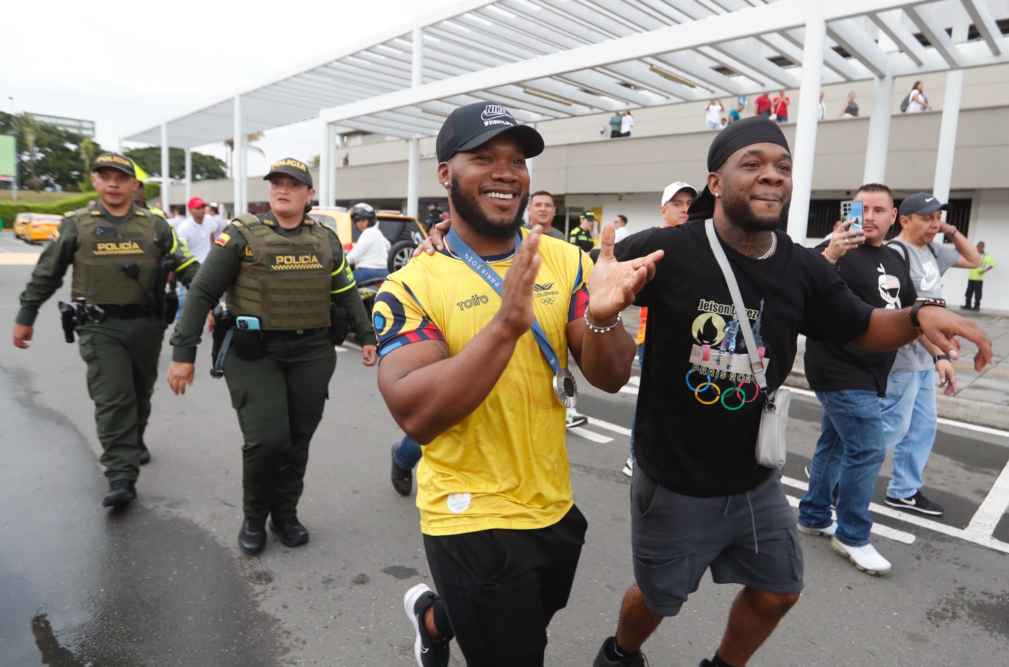 El pesista colombiano Yeison López (c) celebra este lunes, a su llegada a Cali (Colombia). EFE/ Ernesto Guzmán