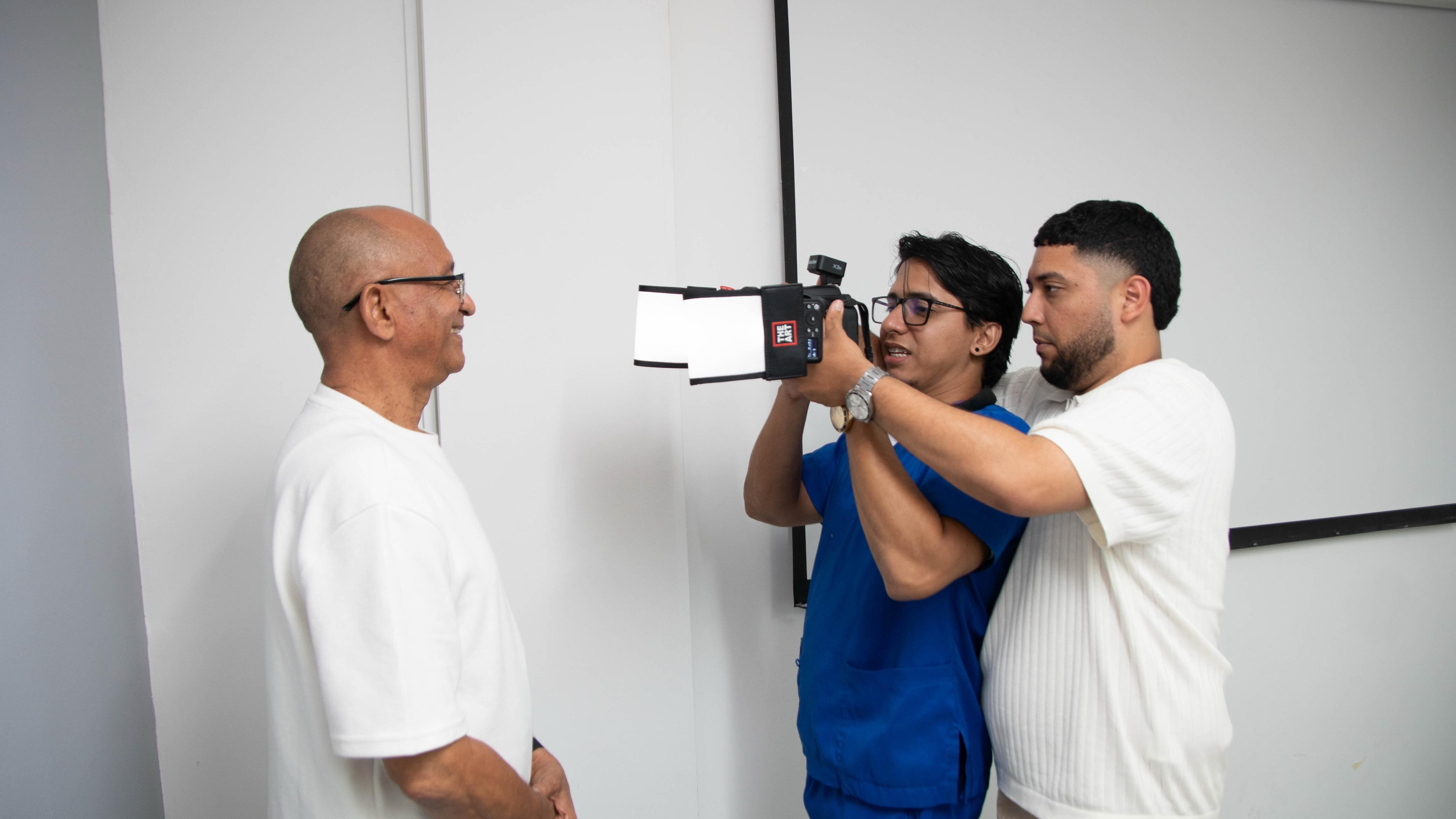 Adrián Donado: el odontólogo que pasó de cortar cabello a diseñar las sonrisas más deseadas del país