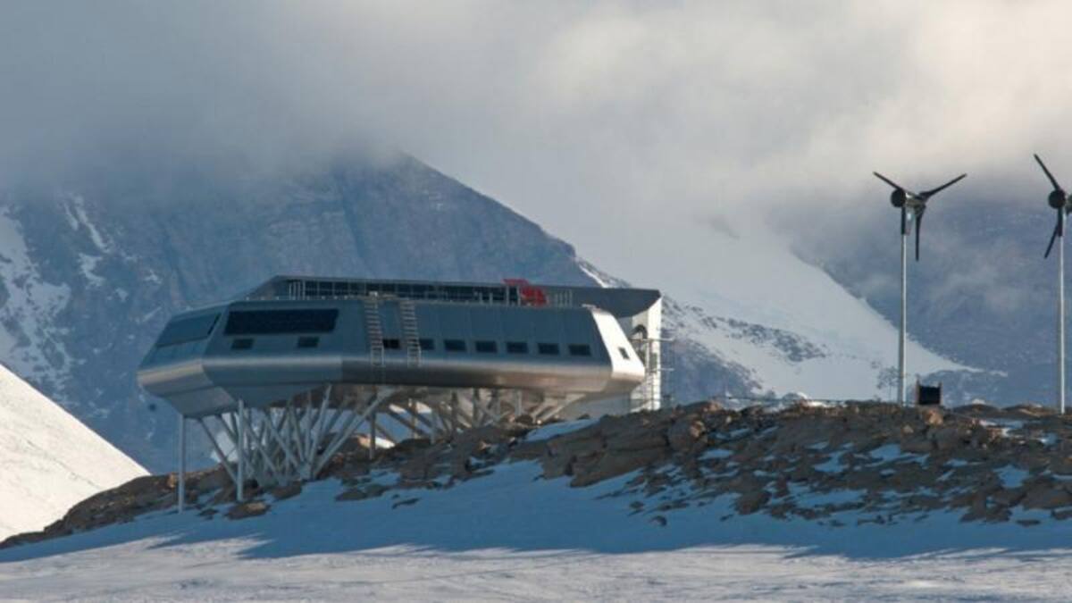 La primera estación de investigación que genera cero emisiones en la Antártica. Sus capas de acero inoxidable hacen que no necesite ningún tipo de calefacción interna.