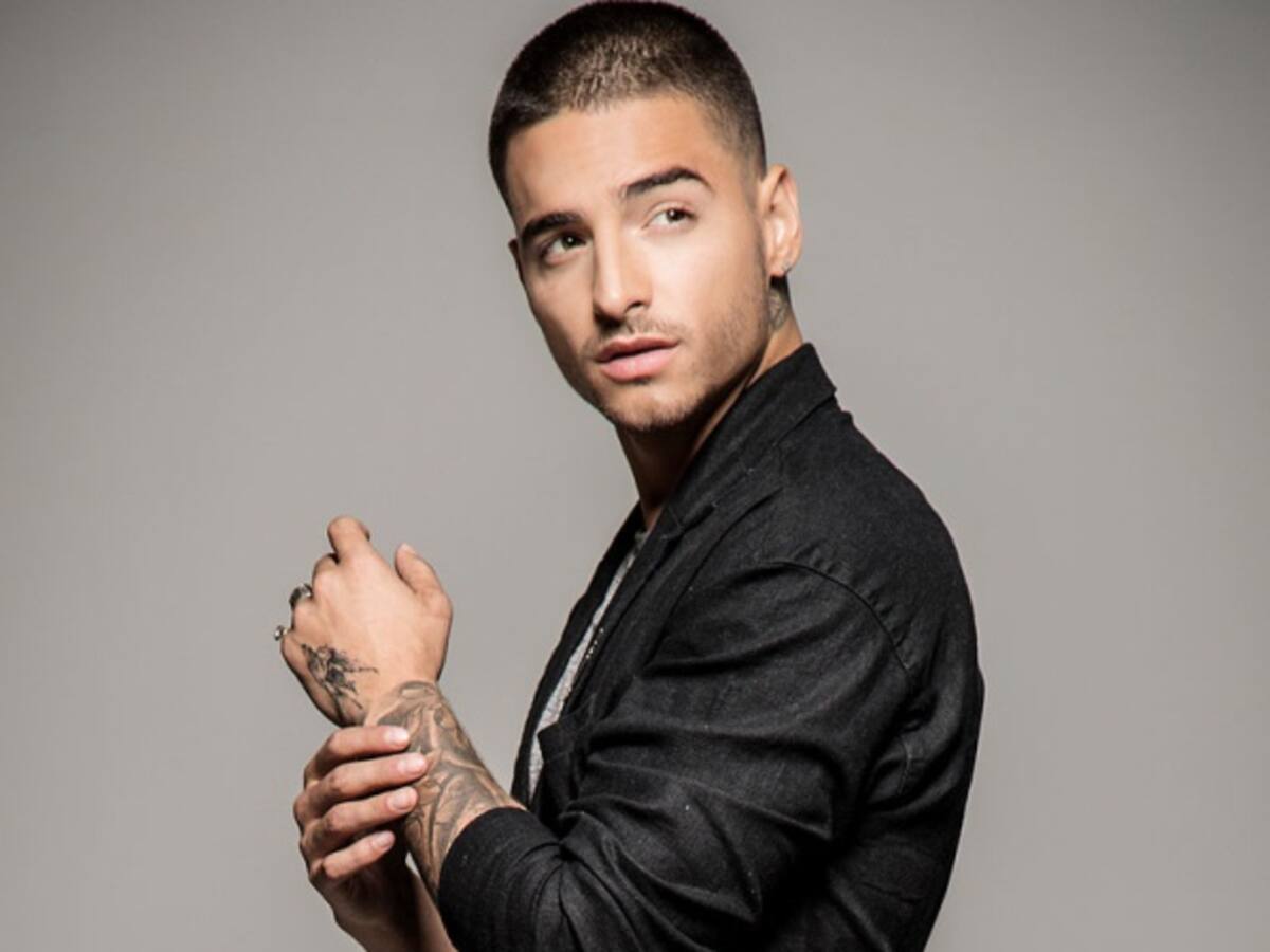 A falta de tarima Maluma canta en la calle para sus fans