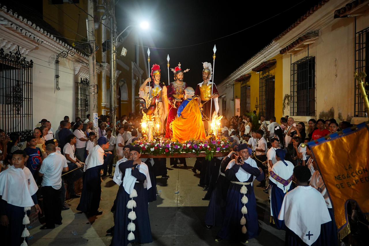 La solemnidad y belleza de la procesión de los 14 Pasos, en Mompox