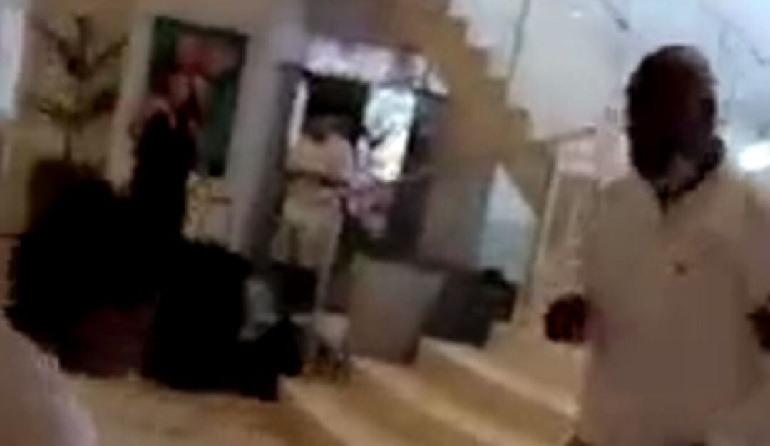 El hotel Regatta aseguró que el visitante arremetió contra las recepcionistas al negarse a pagar el recargo por no cumplir con el checkout