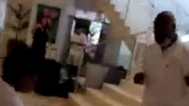 El hotel Regatta aseguró que el visitante arremetió contra las recepcionistas al negarse a pagar el recargo por no cumplir con el checkout