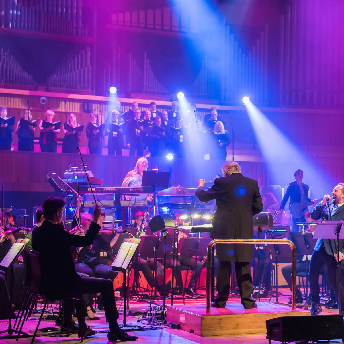 “Vangelis no necesitaba inspiración de otros, no necesitaba copiar”: Guy Protheroe, director de orquesta