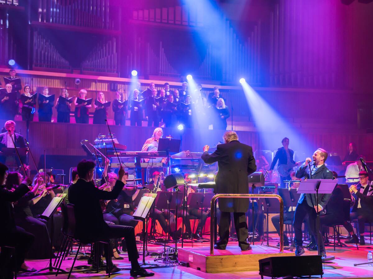 “Vangelis no necesitaba inspiración de otros, no necesitaba copiar”: Guy Protheroe, director de orquesta