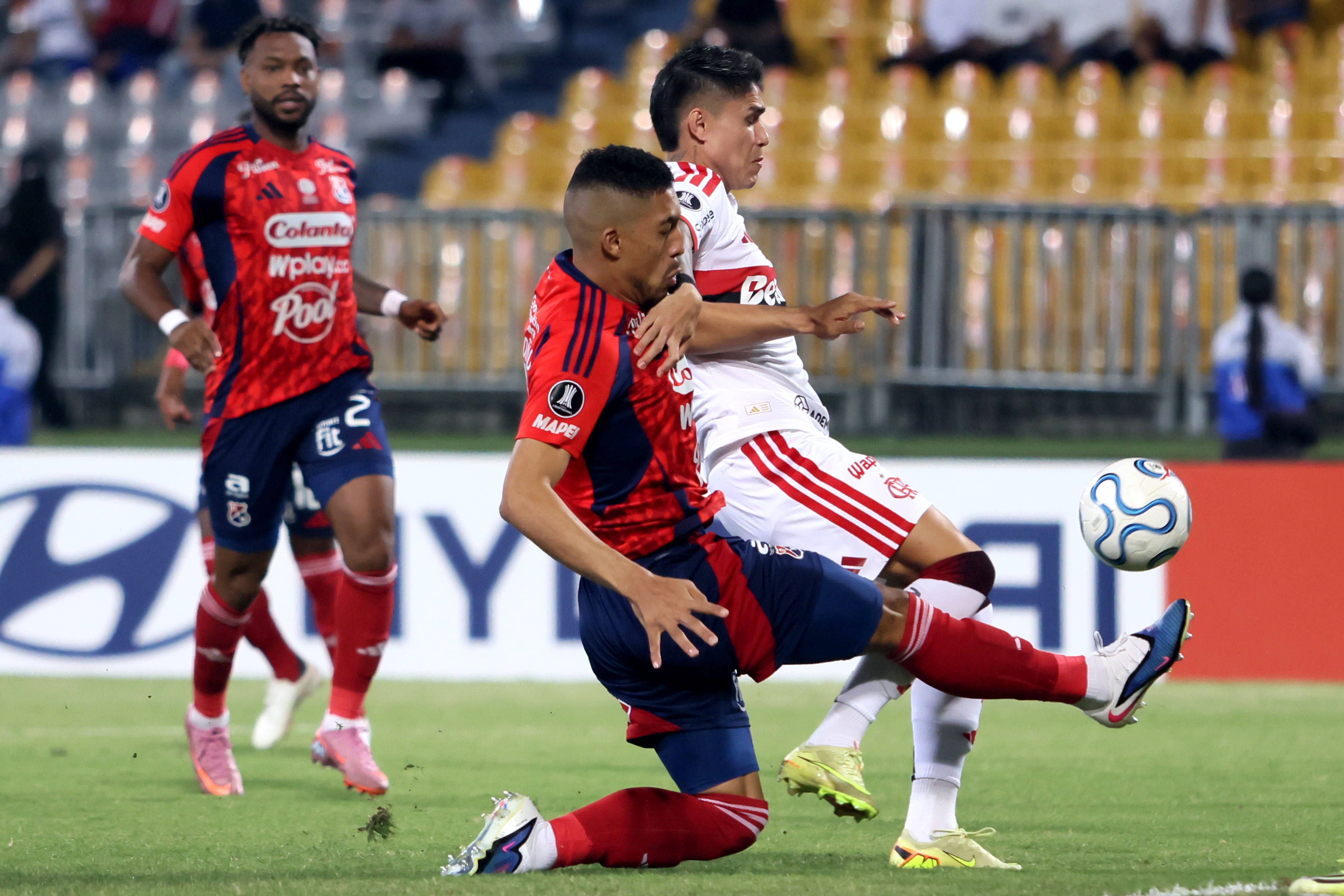 MEDELLIN, COLOMBIA - MAY 7: Daniel Londoño of Medellín battles for the ball with Luiz de Araujo of Flamengo during a Copa CONMEBOL Libertadores group A match between Independiente Medellín and Flamengo at Unidad Deportiva Atanasio Girardot on May 7, 2026 in Medellin, Colombia. (Photo by Daniel Gallo/Vizzor Image/Getty Images)