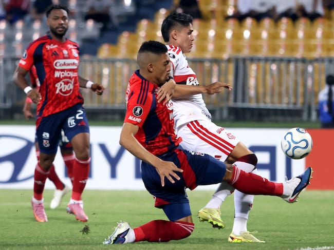 MEDELLIN, COLOMBIA - MAY 7: Daniel Londoño of Medellín battles for the ball with Luiz de Araujo of Flamengo during a Copa CONMEBOL Libertadores group A match between Independiente Medellín and Flamengo at Unidad Deportiva Atanasio Girardot on May 7, 2026 in Medellin, Colombia. (Photo by Daniel Gallo/Vizzor Image/Getty Images)