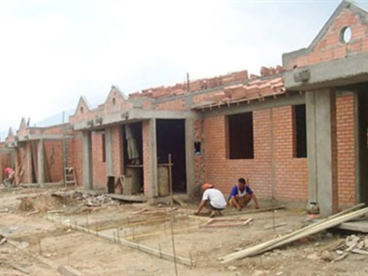 Vargas Lleras promete 45.000 viviendas nuevas para Santander