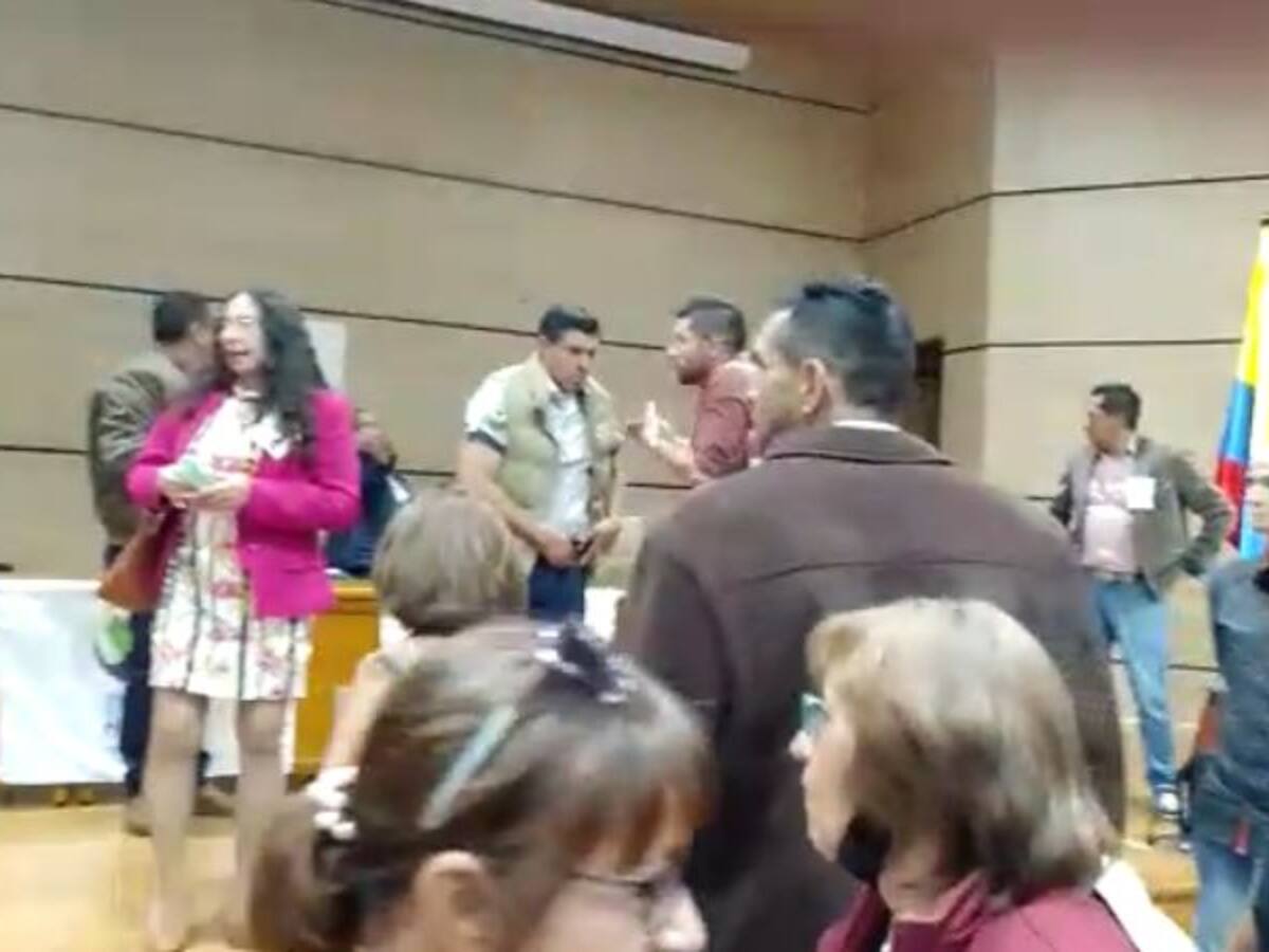 ¿Asamblea de la Colombia Humana terminó con discusiones?