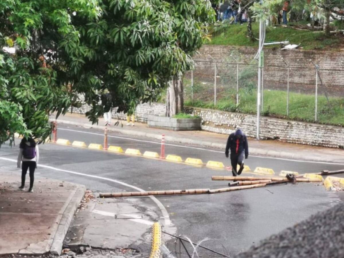 Encapuchados aparecieron en la tarde de este martes en campus universitario