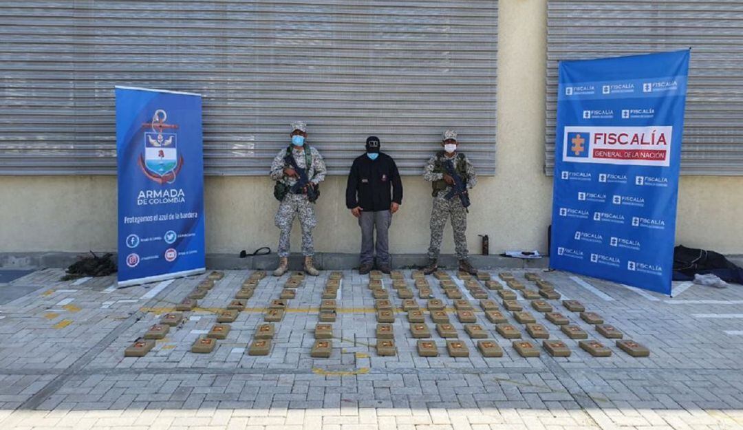 El vehículo había sido abandonado en una calle del barrio El Zapatero. El alijo estaba camuflado en 40 bultos de cemento gris