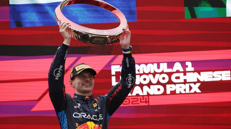 Shanghai (China), 21/04/2024.- First placedd Red Bull Racing driver Max Verstappen of the Netherlands celebrates with his trophy on a podium during a prize presentation ceremony after the Formula One Chinese Grand Prix, in Shanghai, China, 21 April 2024. The 2024 Formula 1 Chinese Grand Prix is held at the Shanghai International Circuit racetrack on 21 April after a five-year hiatus. (Fórmula Uno, Países Bajos; Holanda) EFE/EPA/ANDRES MARTINEZ CASARES