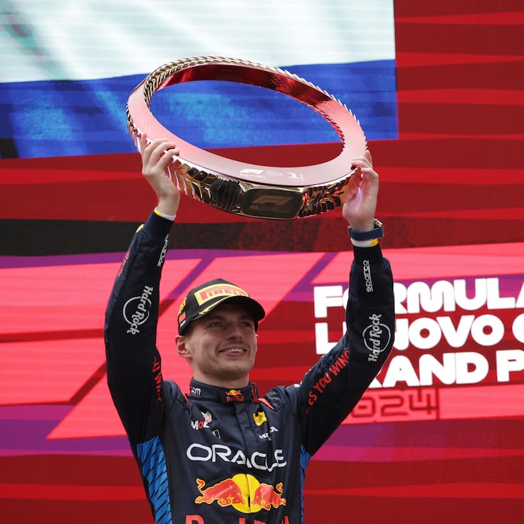 Shanghai (China), 21/04/2024.- First placedd Red Bull Racing driver Max Verstappen of the Netherlands celebrates with his trophy on a podium during a prize presentation ceremony after the Formula One Chinese Grand Prix, in Shanghai, China, 21 April 2024. The 2024 Formula 1 Chinese Grand Prix is held at the Shanghai International Circuit racetrack on 21 April after a five-year hiatus. (Fórmula Uno, Países Bajos; Holanda) EFE/EPA/ANDRES MARTINEZ CASARES